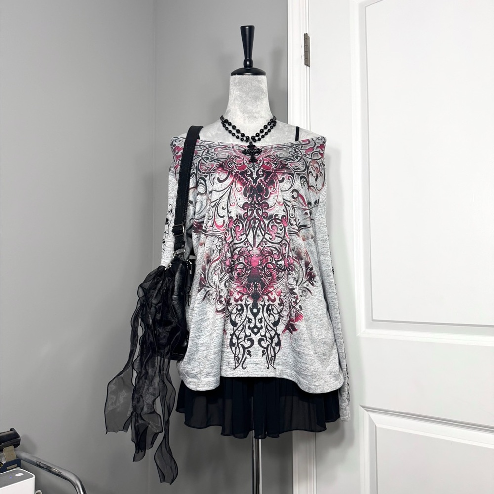 Cyber Y2K Pink & Grey Studded Fleur De Lys Graphic V-Neck Longsleeve Top